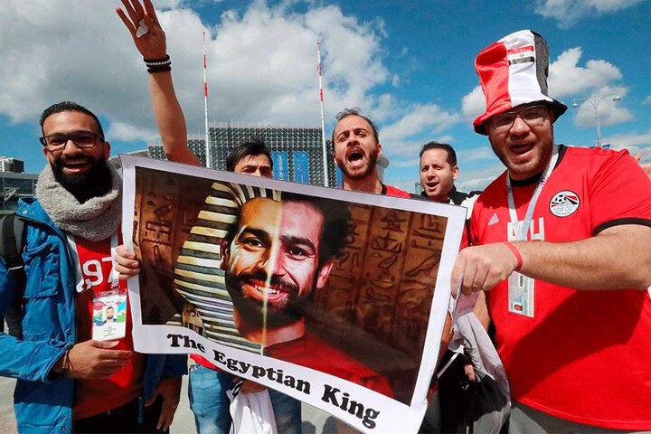 Fans feiern den ägyptischen Stürmerstar Mohamed Salah. Dabei ist das WM-Aus für Ägypten so gut wie besiegelt.