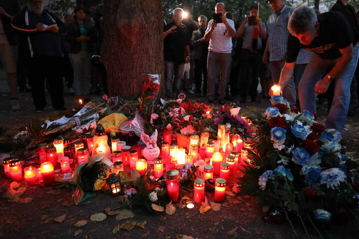 Am mutmaßlichen Unglücksort legten Menschen Blumen für den verstorbenen Markus B. (†22) nieder und zündeten Kerzen an.