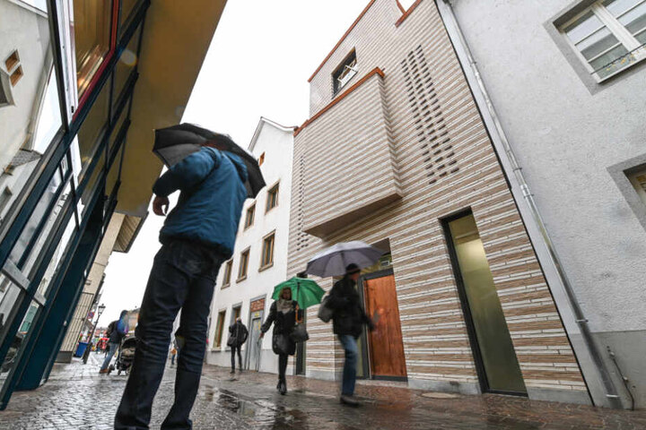 Die Synagoge von außen. Oben am Fenster ist ein Davidstern zu erkennen.