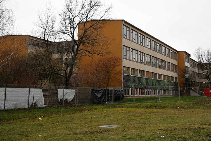 Beim Brandanschlag auf diese Schule soll Aniko mitgeholfen haben.