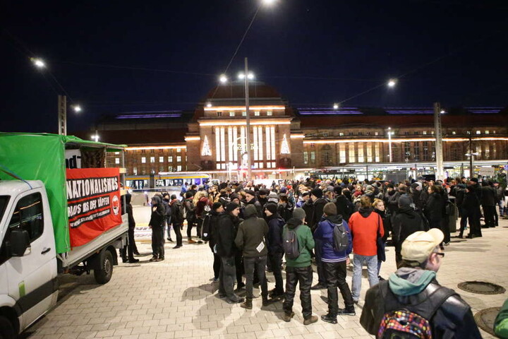 Etwa 500 Menschen demonstrierten in der Innenstadt friedlich gegen die deutsche Sicherheitspolitik.