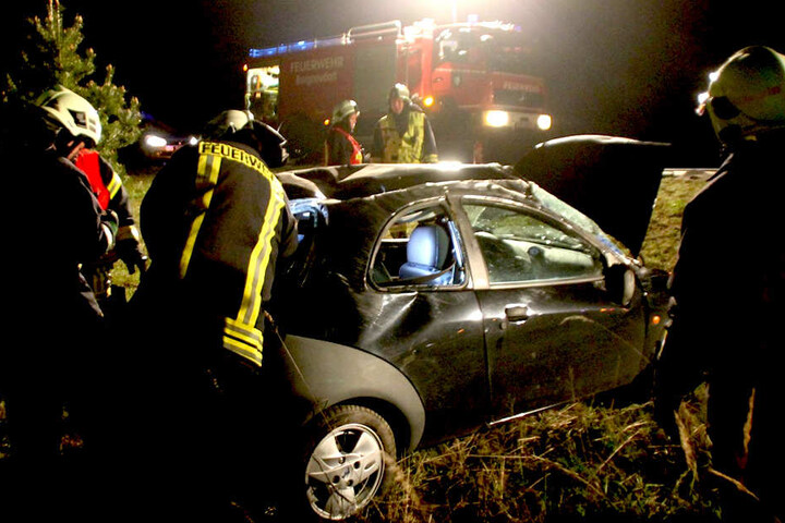 Der schwer verletzte Fahrer musste von den Kameraden aus seinem Wagen befreit werden.