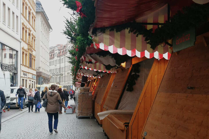 Unter www.leipzig.de/weihnachtsmarkt ist eine auch mit mobilen Geräten nutzbare Karte mit allen Händlern zu finden, die die Suche nach einem bestimmten Sortiment oder Lieblingsstand erleichtert.