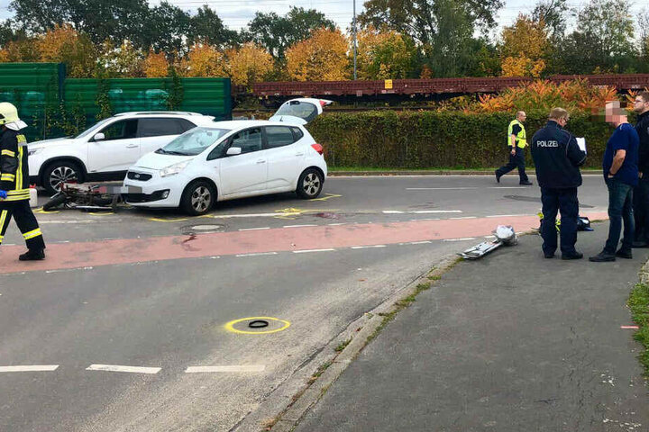 Polizisten stehen am Unfallort.