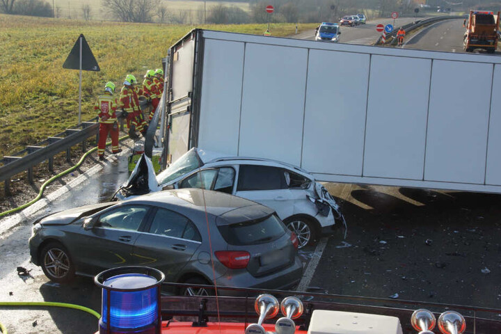 Auch zwei Autos krachten noch in die Unfallstelle.