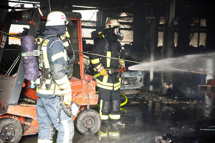 Als die Feuerwehr eintraf, brannte die Werkstatt bereits lichterloh.
