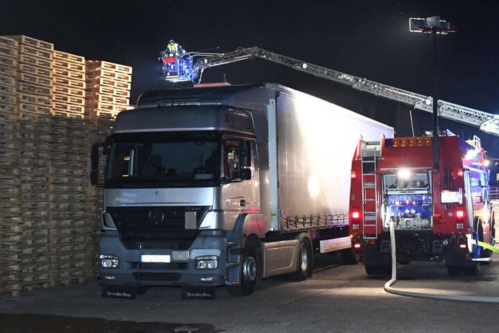 Von einer Drehleiter aus kontrollierte die Feuerwehr das Dach der Zimmerei.