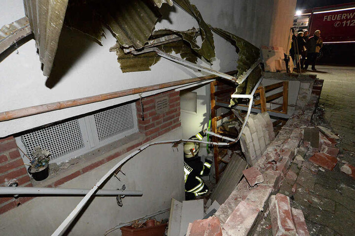 In der Wand befindet sich nun ein großes Loch zum Keller hin.