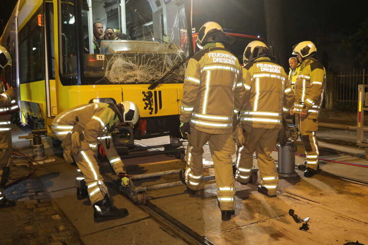 Die Kameraden der Berufsfeuerwehren Striesen und Albertstadt mussten die Unfall-Bahn mit hydraulischem Gerät anheben.