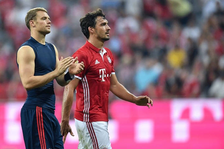 Manuel Neuer lässt seinen Vereinskollegen Mats Hummels in der Gunst der Frauen weit hinter sich.