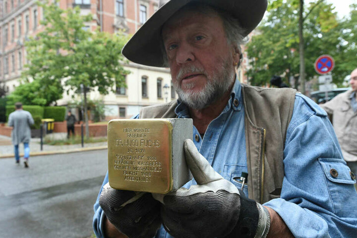 Gunter Demnig wird die 32 Stolpersteine am Montag in Leipzig persönlich einbringen.