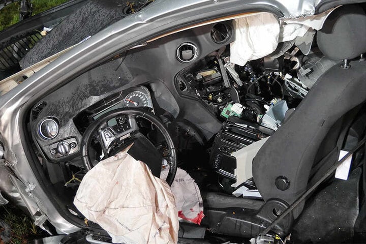 Im Fahrerraum war das Unfallopfer stark eingeklemmt.