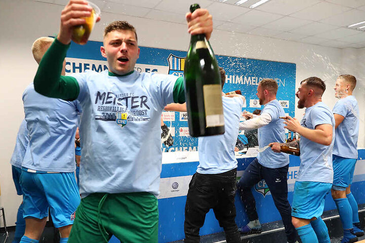 Die Spieler feierten die Regionalliga-Meisterschaft ausgelassen.