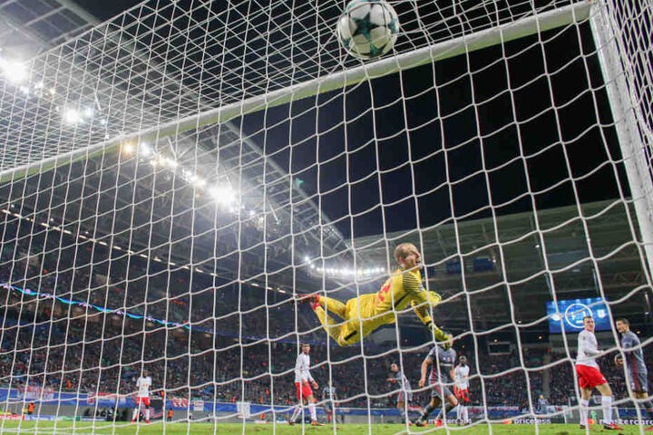 Gulacsi wechselte im Sommer 2015 von Red Bull Salzburg zu dem Red-Bull-Verein in Leipzig. Zuvor sammelte er einige Jahre Erfahrungen im englischen Fußball, unter anderem auch beim FC Liverpool.