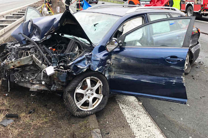 Ein Mensch ist bei einem Unfall auf der Autobahn 3 bei Erlangen in Bayern ums Leben gekommen.