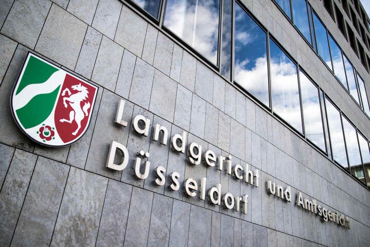 Der Messer-Angreifer (24) muss sich am Dienstag vor dem Landgericht Düsseldorf verantworten.