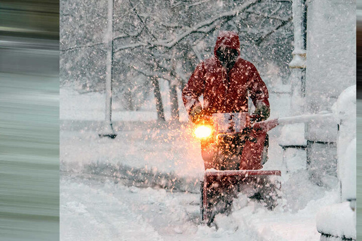 Saratoga Springs: Ein Mann räumt eine verschneite Straße. Ein äußerst schwerer Wintersturm hat an der Ostküste der USA zu Überschwemmungen und erheblichen Beeinträchtigungen geführt.