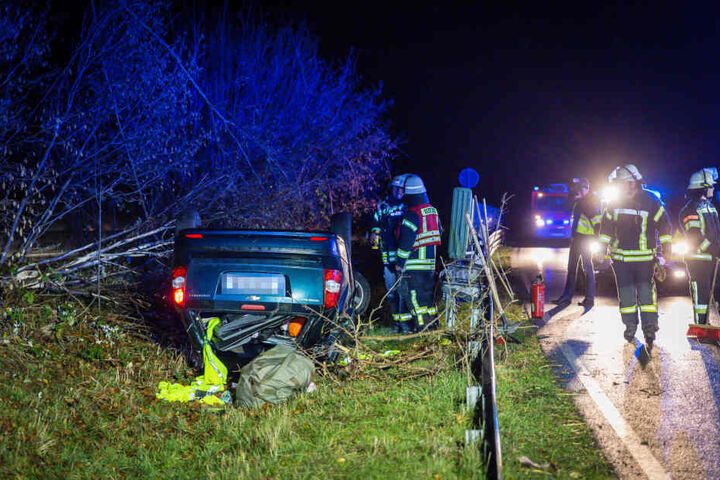 Der schwerverletzte Fahrer rettete sich aus seinem Fahrzeug.