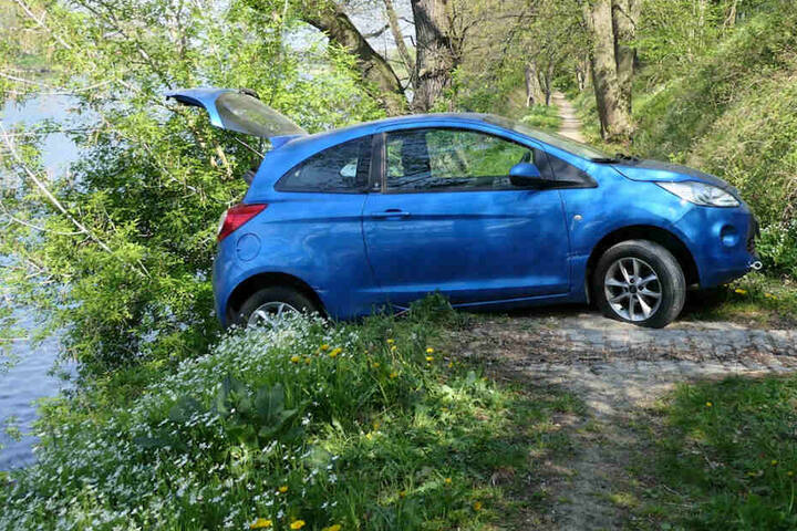 Glück im Unglück: Der Ford rutschte nicht ins Wasser.