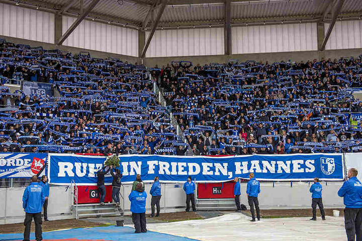 Vor dem Spiel wurde dem verstorbenen Magdeburger Fan eine Schweigeminute gewidmet.