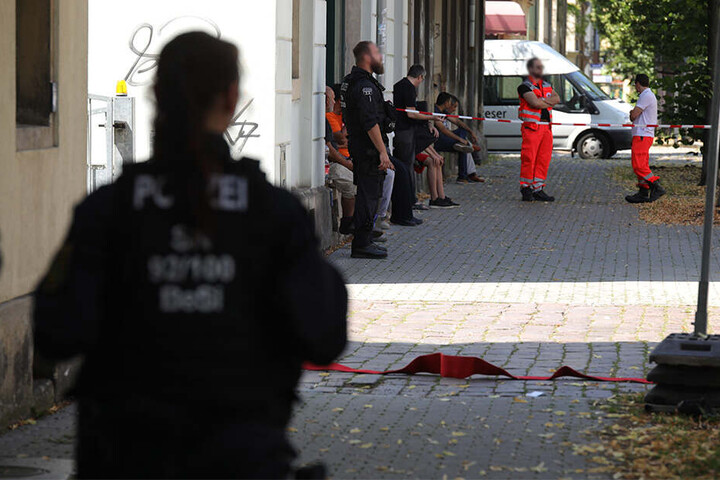 Die Polizei riegelte die betroffenen Orte ab.