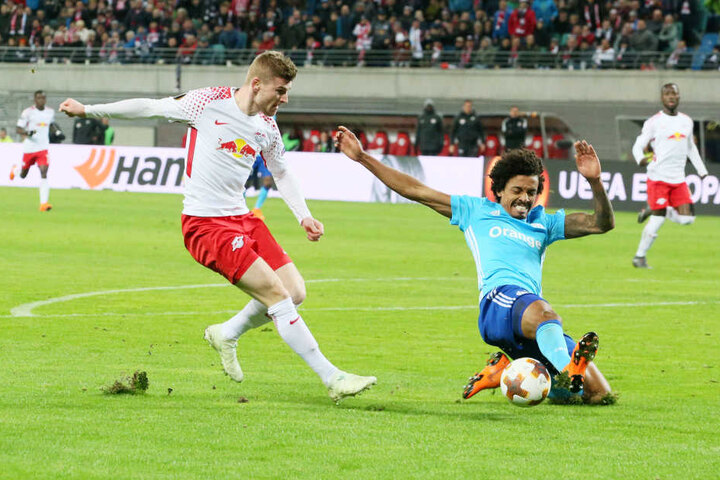 Timo Werner (l.) versucht im Hinspiel an Ex-Bundesligaspieler Luiz Gustavo (r.) vorbeizukommen. Im Rückspiel wollen die Sachsen wieder voll auf Sieg spielen.