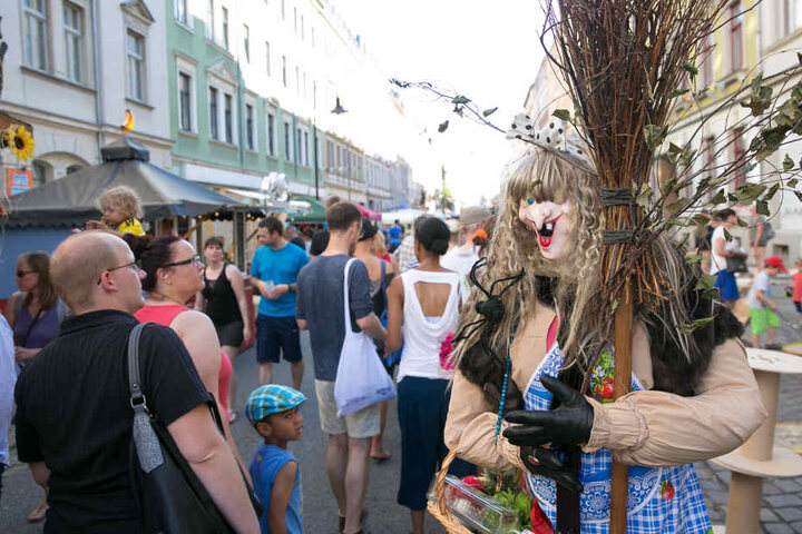 Buntes Treiben auf den Straßen im "Hecht".