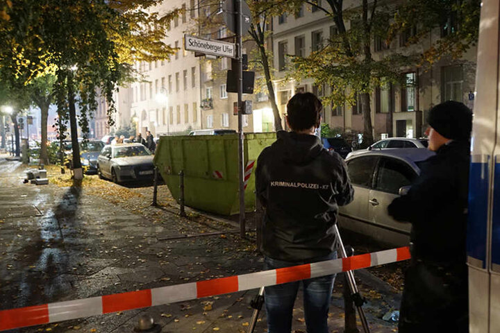 Kriminaltechniker untersuchten den Tatort.