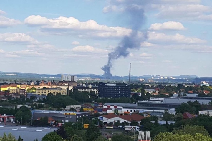 Unser Leser Heiko Gräber hat die Rauchsäule vom Hochhaus Albert-Wolf-Platz (Prohlis) aus fotografiert.