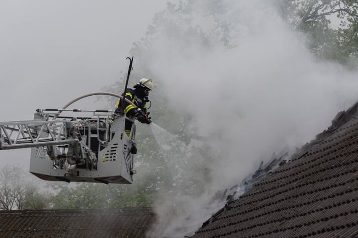 Mit Hilfe einer Drehleiter löschte die Feuerwehr den Dachstuhlbrand.