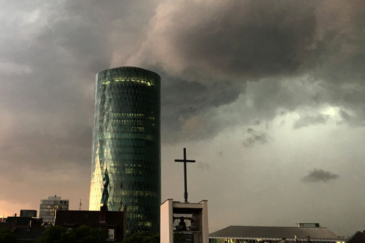 Das Unwetter war kurz aber heftig, die Feuerwehr in Frankfurt hatte alle Hände voll zu tun.