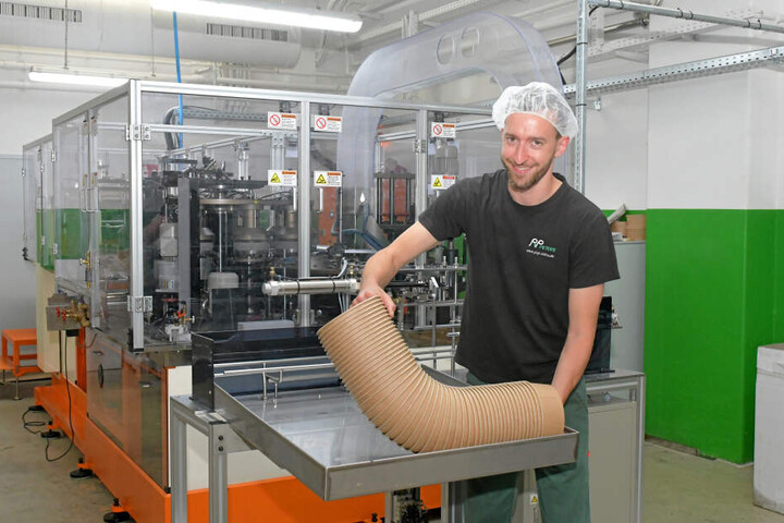 Eric Schmidt an der Wickelmaschine für Salatschalen.
