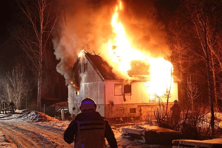Meterhoch schlugen die Flammen in den Nachthimmel.
