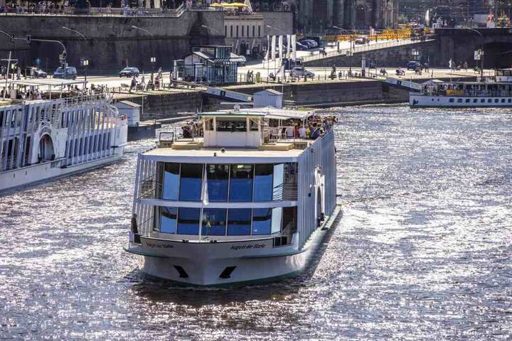 So lässt es sich feiern: Das Schiff „August der Starke“ hat schicke Salons mit Panoramablick und eine riesige Dachterrasse!