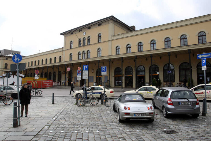 Am Augsburger Bahnhof machte ein Mann den erstaunlichen Fund. (Archivbild)
