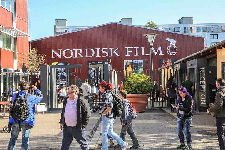 Rund um die Filmstudios in Kopenhagen entstanden zahlreiche Außendrehs. In einer Ausstellung in der Halle sind aktuell mehrere originale Kulissen zu bestaunen.