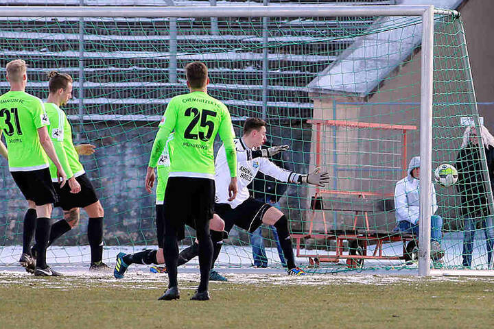 Jerome Propheter trifft für Wacker Nordhausen. Die CFC-Kicker schauen dem Ball nur hinterher.