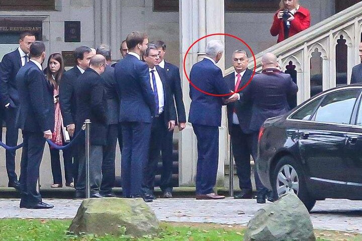 Erwischt: Victor Orbán (54, r.) und Stanislaw Tillich (58) vor Schloss Eckberg (im Kreis). Links hinter Tillich Frank Kupfer (55) und Matthias Rößler (62).