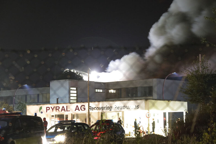 Bei einem Recyclingbetrieb in Mittweida brannte eine Lagerhalle aus.