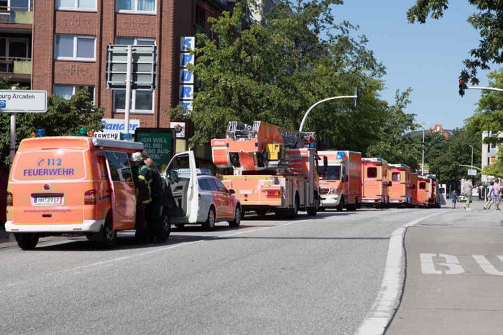 Insgesamt waren sechs Rettungswagen und weitere Fahrzeuge im Einsatz.