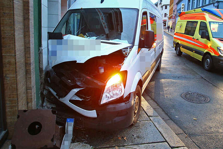 Der Fahrer hatte offenbar gesundheitliche Probleme, als er die Kontrolle über sein Fahrzeug verlor.
