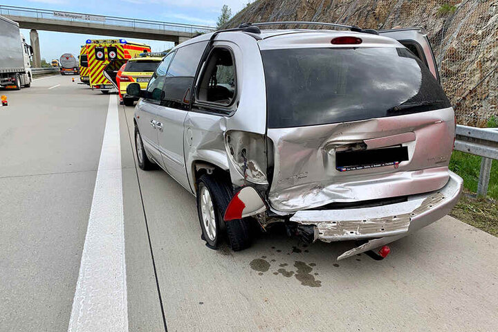 Der Chrysler wurde beim Crash stark beschädigt.