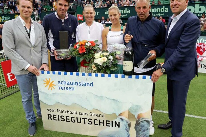 Die Preise an die "schauinsland reisen-Champions Trophy"-Teilnehmer wurden von Turnierdirektor Ralf Weber (rechts) und schauinsland reisen-Pressesprecher Michael Jacobi (links) übergeben.