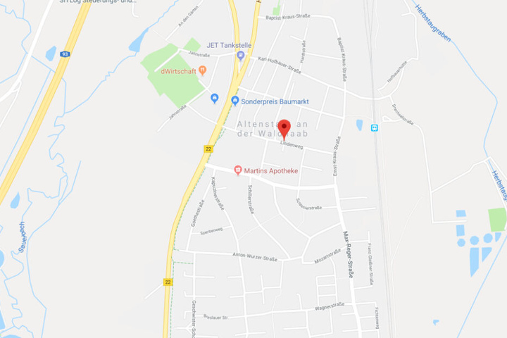In einem Haus im Lindenweg in Altenstadt an der Waldnaab wurde eine leblose Frau gefunden.