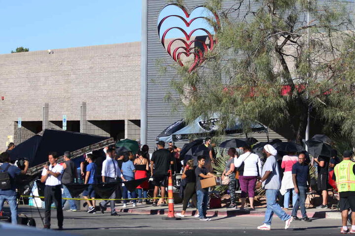 Menschen stehen in Las Vegas vor dem Gebäude der "United Blood Services" an, um Blut zu spenden.
