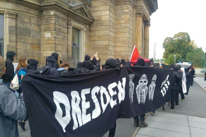 Bereits um 11.30 Uhr hat sich die Gegendemonstration am Hauptbahnhof in Bewegung gesetzt.