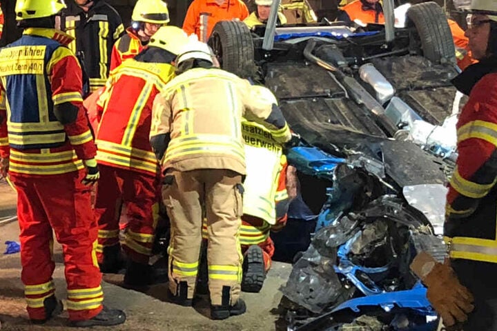 Der 25 Jahre alte Toyota-Fahrer wurde bei dem schweren Unfall in seinem Auto eingeklemmt.