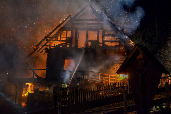 Feuerwehrleute löschen den Brand in einem Einfamilienhaus in der Steiermark.