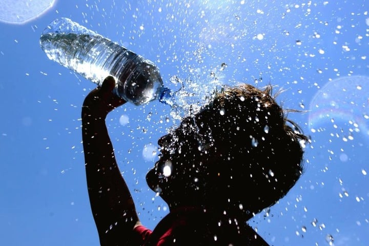 Bei der Hitze soll man viel trinken, empfehlen die Wetterexperten.