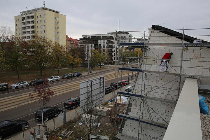Handwerker arbeiten derzeit an der Fassade des 60er-Jahre-Altbaus.